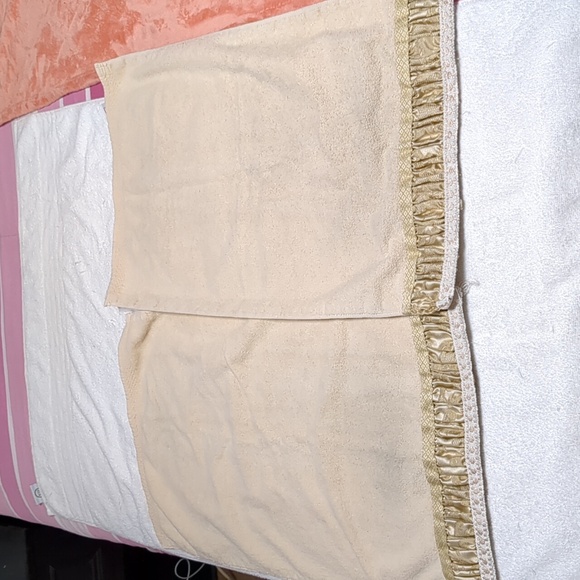 Beautiful Avanti Luxury Towels with Nice Decor / 3 Total - Picture 14 of 17